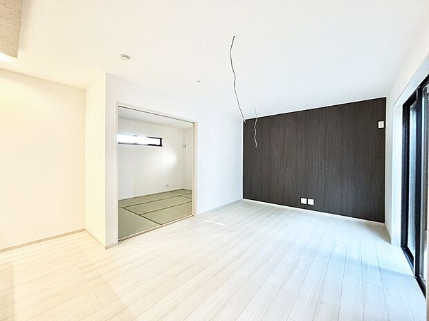 アクセントクロスがお洒落なリビング。家族でのんびりくつろげる広々スペース。