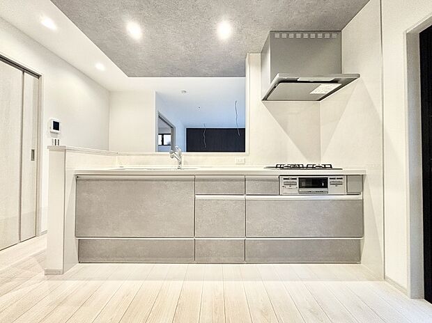 リビングを見渡せる人気のカウンターキッチン。 家族を見守りながら家事をすることができます。