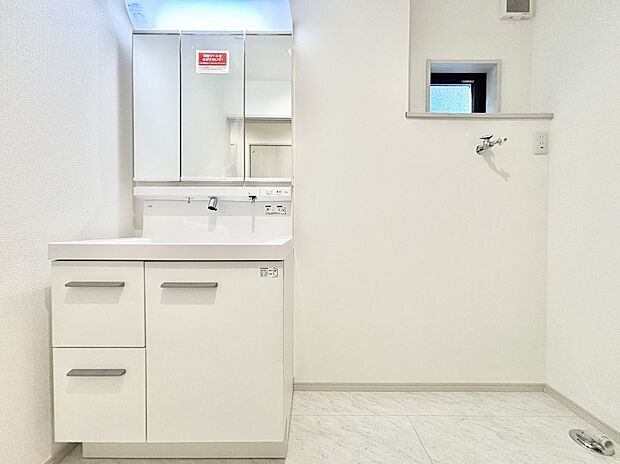 大きく見やすい三面鏡で清潔感ある洗面台は、身だしなみチェックや肌のお手入れにおすすめです。 