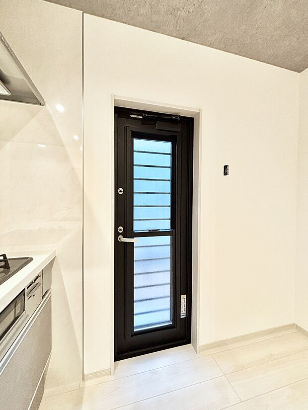 勝手口があれば、ゴミ捨て場を屋外にすることができます。  