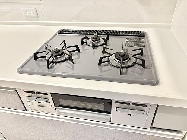 ガスコンロはＳｉセンサー搭載。火力調節や焦げ付き・消し忘れも防いでくれます。