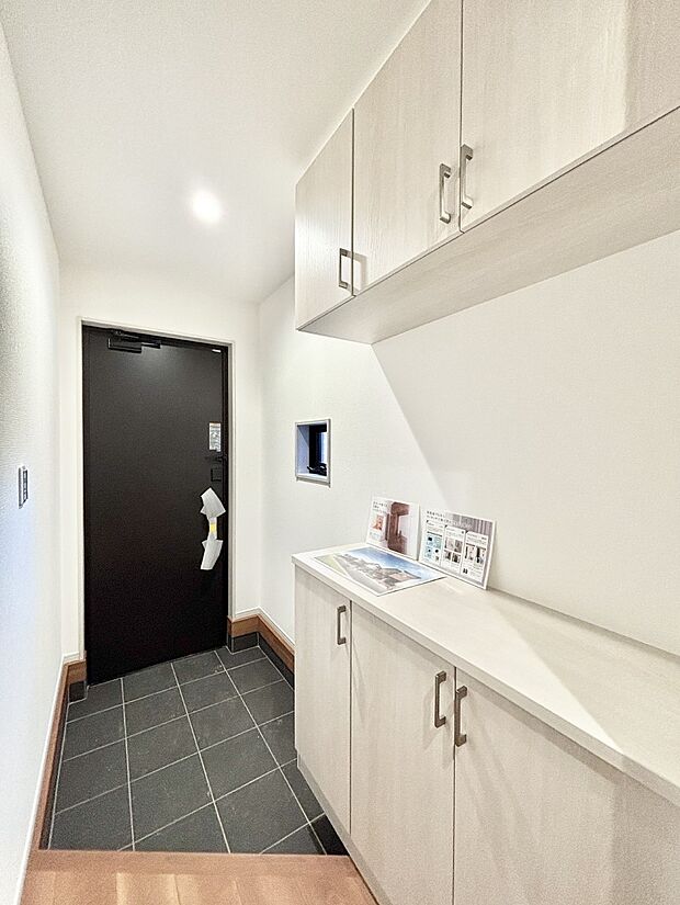 飾り棚を利用して、お越しいただくお客様をおもてなしできます。