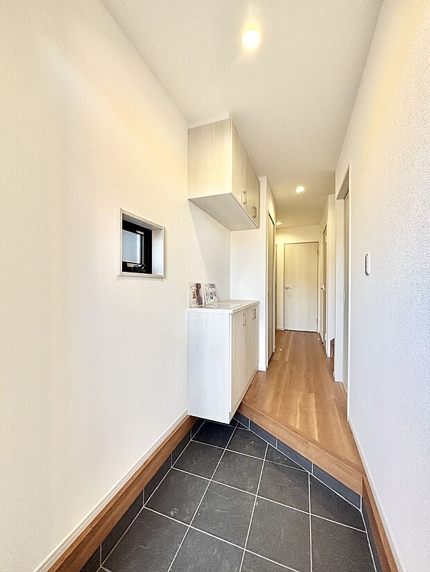 明るい玄関はお客様をお出迎えするのにぴったりです！ 