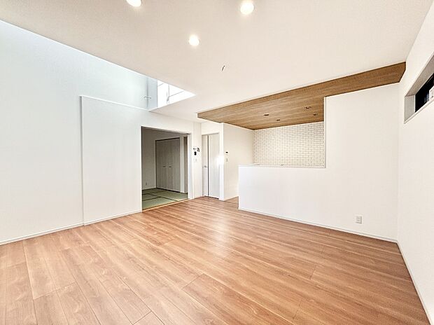 ナチュラルテイストの優しく柔らかい色使いのフローリングが素敵なリビングですね。