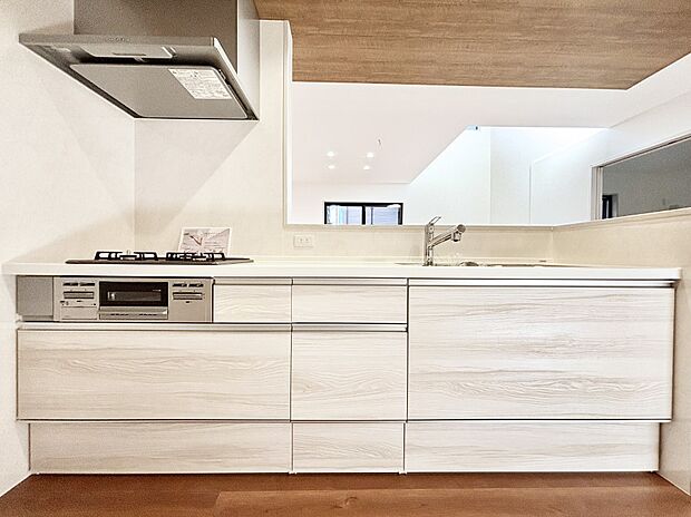 リビングを見渡せる人気のカウンターキッチン。 家族を見守りながら家事をすることができます。