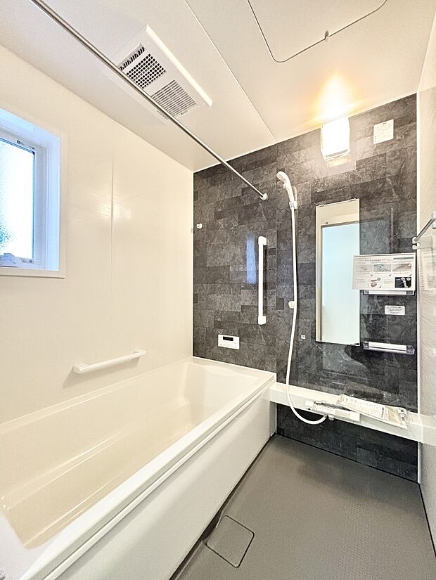 落ち着いた雰囲気でゆっくりお寛ぎいただけるバスルーム