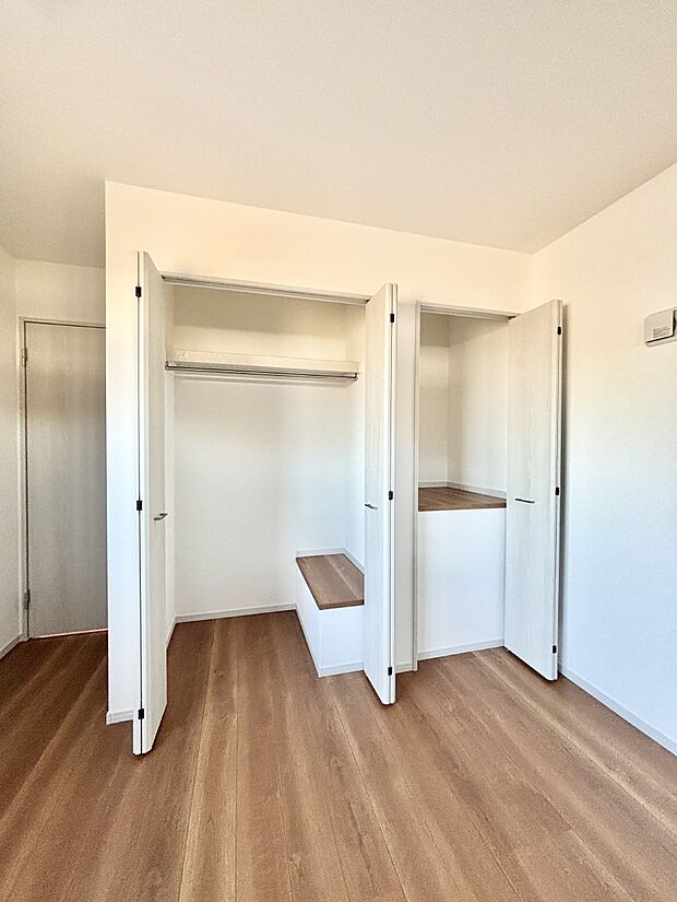 洋室のクローゼット。奥行きがあるので厚手の衣類もすっきり収まります。