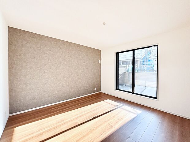 アクセントクロスがお洒落！バルコニーに繋がるお部屋は開放感がありますね！