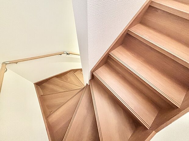 安全性を考慮し階段には手すりを設置しています