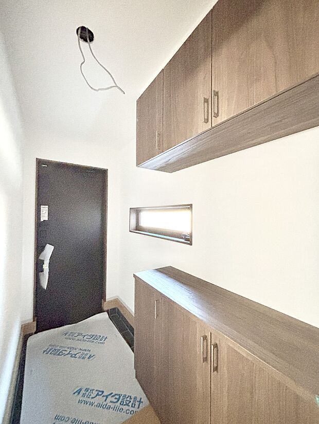 飾り棚を利用して、お越しいただくお客様をおもてなしできます。