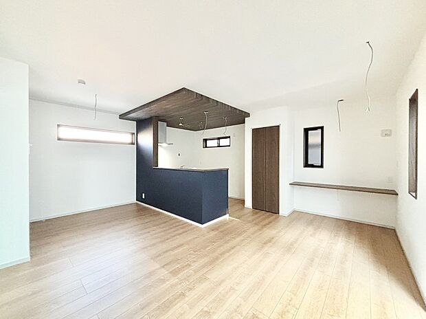 キッチンカウンターのアクセントクロスがお洒落なリビング。