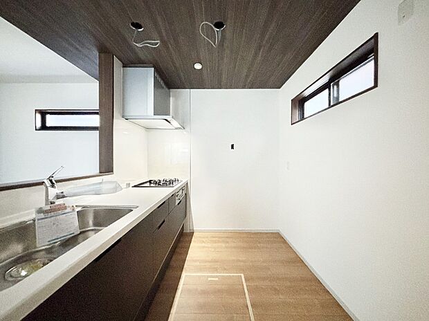 爽やかな風が通り抜けるキッチン。窓があるので明るく換気にも役立ちます。