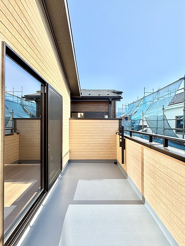 南向きのバルコニー！ご家族の洗濯物はもちろん、お布団もたっぷり干せます！