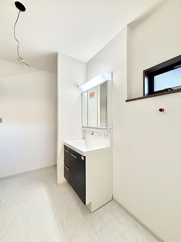 小窓がついているので換気ができて清潔感があるランドリースペース