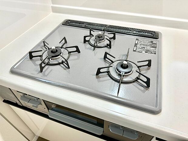 ガスコンロはＳｉセンサー搭載。火力調節や焦げ付き・消し忘れも防いでくれます。