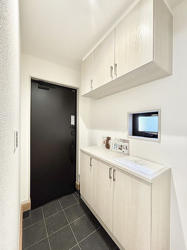 飾り棚を利用して、お越しいただくお客様をおもてなしできます。