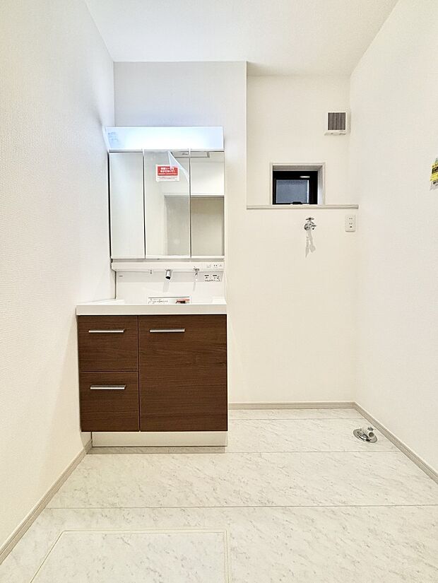 大きく見やすい三面鏡で清潔感ある洗面台は、身だしなみチェックや肌のお手入れにおすすめです。