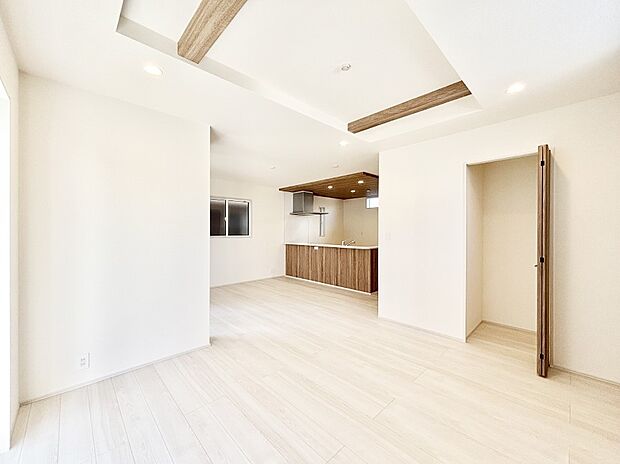 ご家族の賑やかな話し声で包まれる明るいリビング