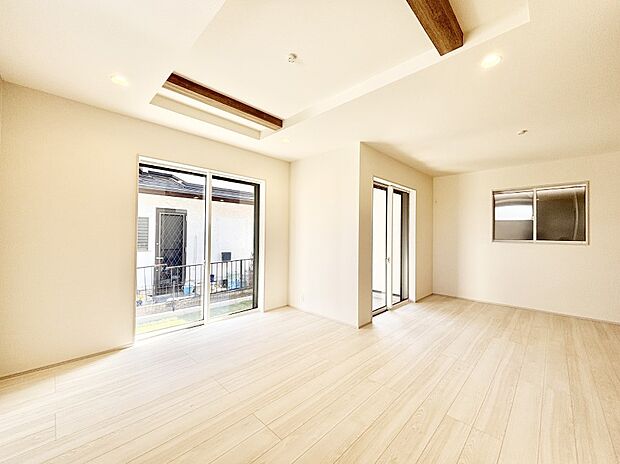 大きな窓からたっぷりの陽光と風を感じられるリビング