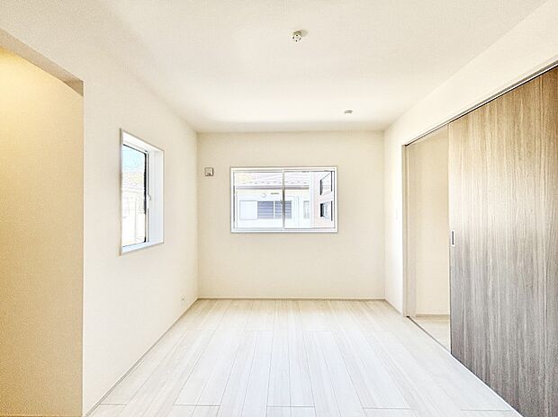 窓からのやさしい光が心地よいプライベートルーム