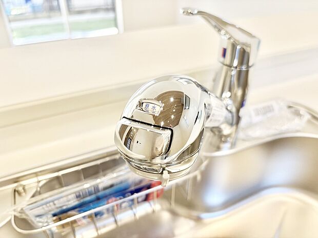 いつでも清潔なおいしいお水を。一つの水栓で水道水と浄水を使い分け。