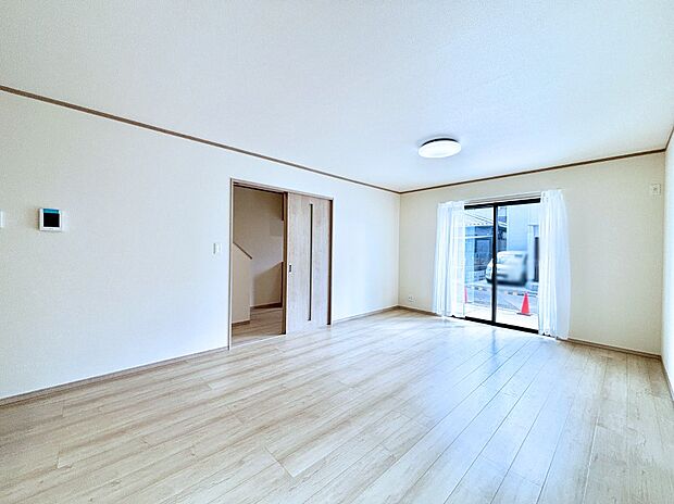 大きな窓からたっぷりの陽光と風を感じられるリビング