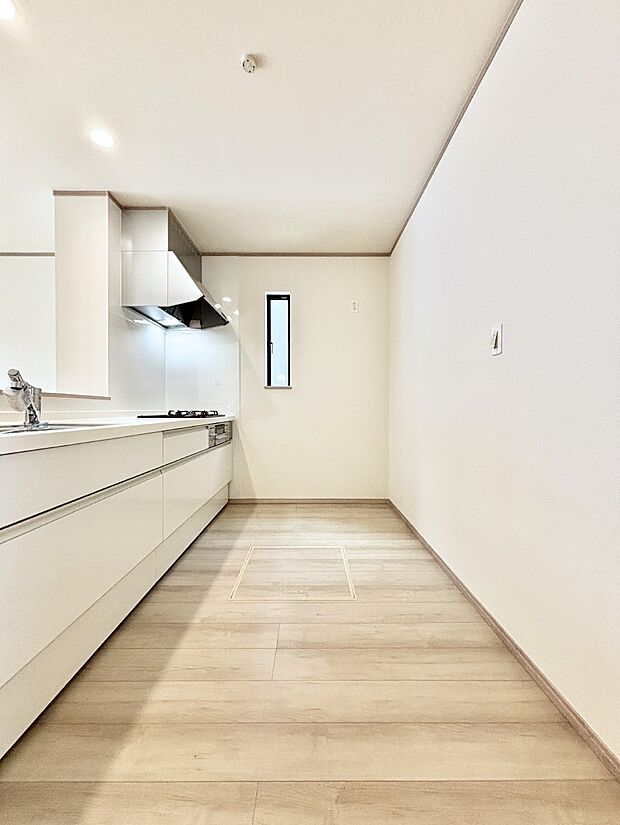 爽やかな風が通り抜けるキッチン。窓があるので明るく換気にも役立ちます。