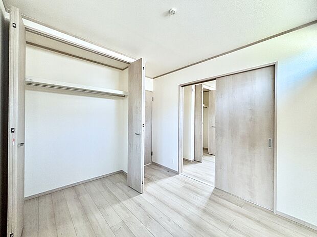 引き戸を開ければ広々とした9帖の洋室閉じれば独立した洋室に。