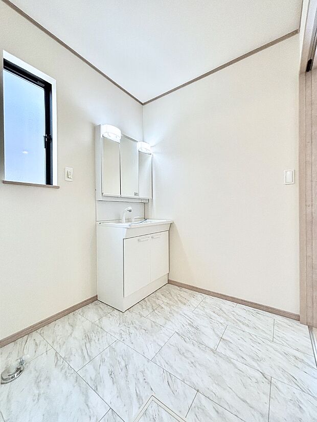 清潔感のある快適空間です。毎日の身支度も気持ち良くお使い頂けます。 