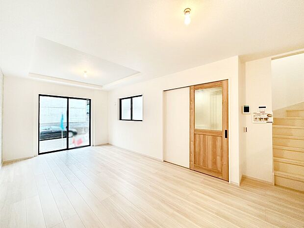 明るい陽光が注ぎ、寛ぎの雰囲気に満たされるダイニング。   