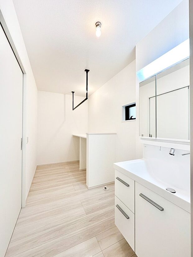 身支度もスムーズにおこなえる脱衣場。  