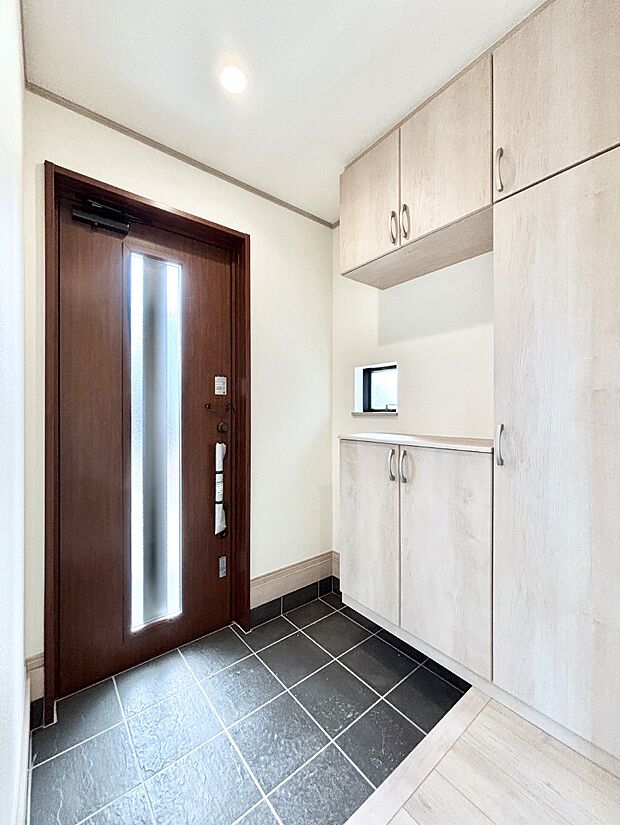 飾り棚を利用して、お越しいただくお客様をおもてなしできます。