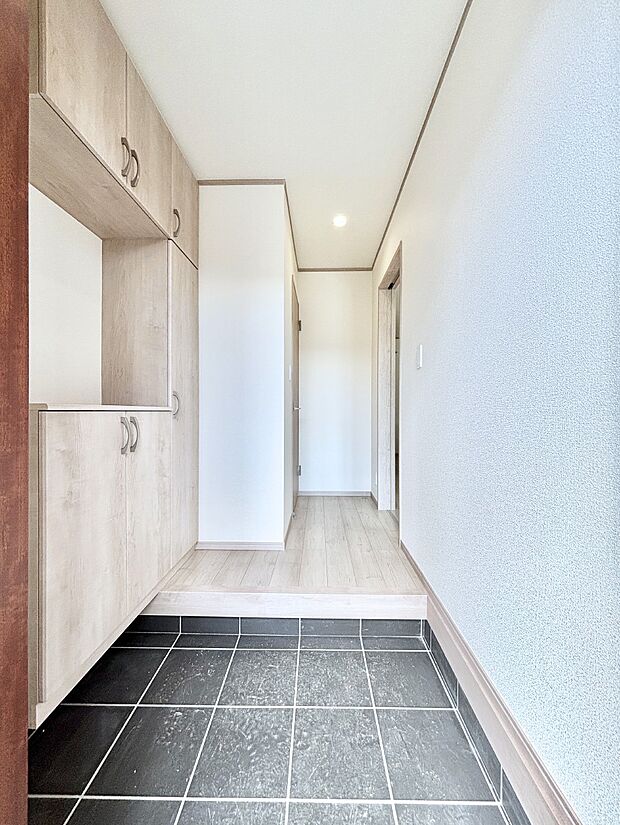 明るい玄関はお客様をお出迎えするのにぴったりです！ 