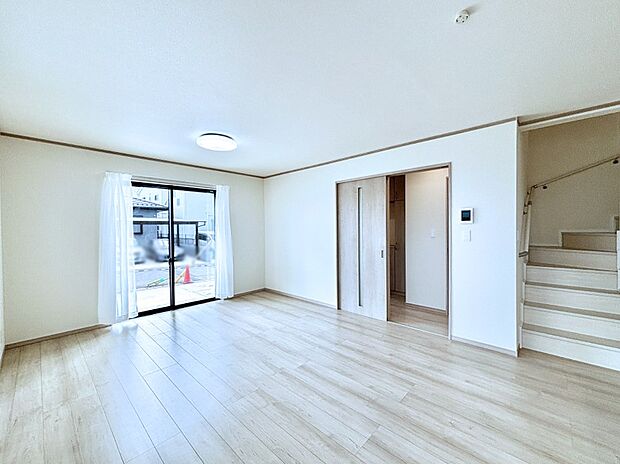 大きな窓からたっぷりの陽光と風を感じられるリビング