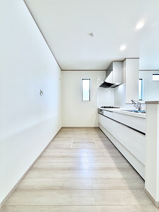 爽やかな風が通り抜けるキッチン。窓があるので明るく換気にも役立ちます。