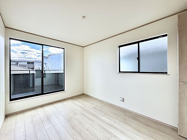 明るいバルコニーサイドに洋室を設置。目覚めの良い寝室に。 