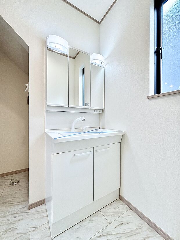 大きく見やすい三面鏡で清潔感ある洗面台は、身だしなみチェックや肌のお手入れにおすすめです。 