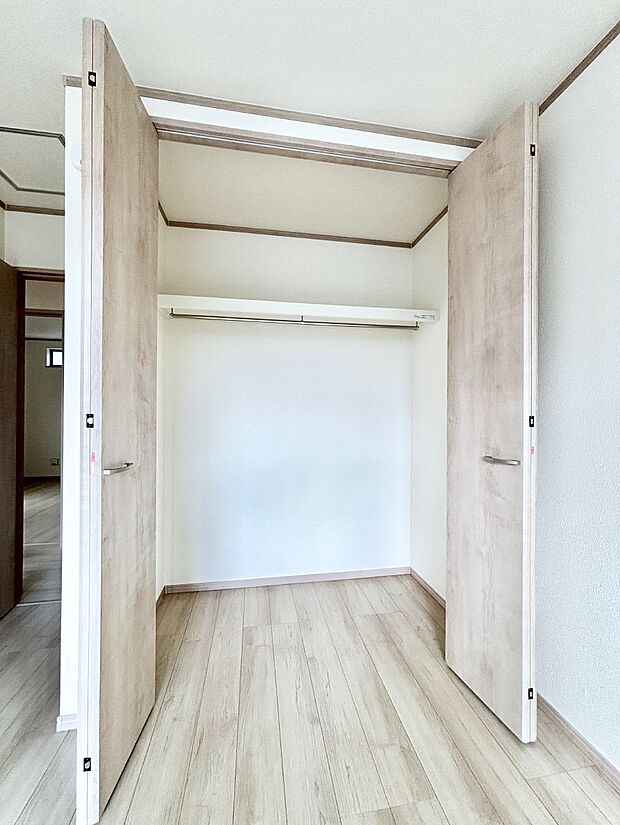 洋室のクローゼット。奥行きがあるので厚手の衣類もすっきり収まります。