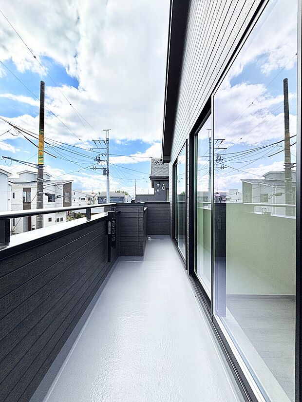 ゆったりバルコニーだから沢山お洗濯ものを干せます。