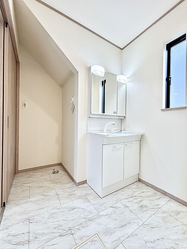 清潔感のある快適空間です。毎日の身支度も気持ち良くお使い頂けます。 