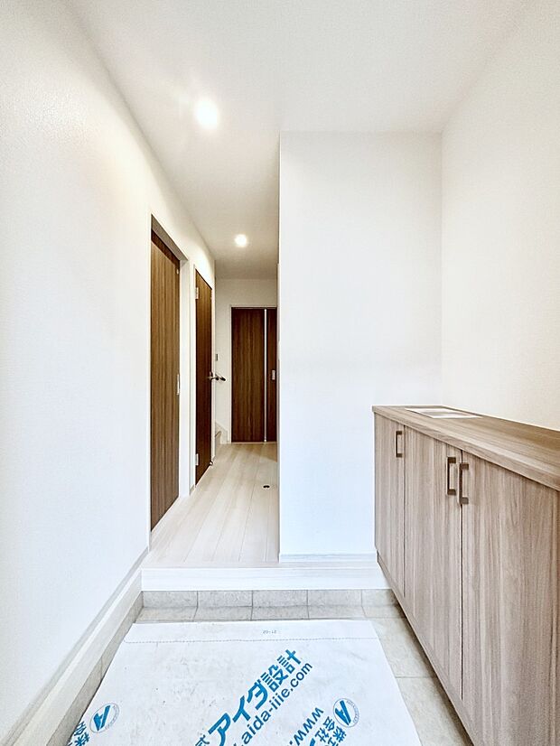 飾り棚を利用して、お越しいただくお客様をおもてなしできます。