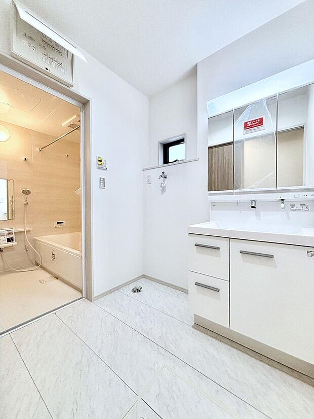 小窓がついているので湿気の多い場所でも換気が十分行えます。毎日の身支度を気持ち良く！