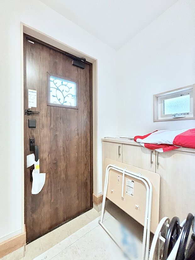 飾り棚を利用して、お越しいただくお客様をおもてなしできます。