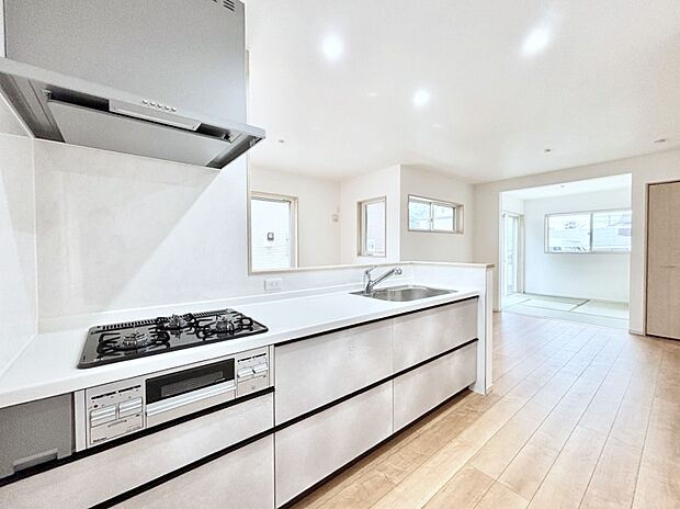 リビングで遊ぶお子様を見守りながらお料理ができる対面キッチン。