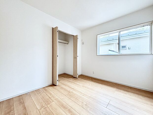 窓からのやさしい光が心地よいプライベートルーム  