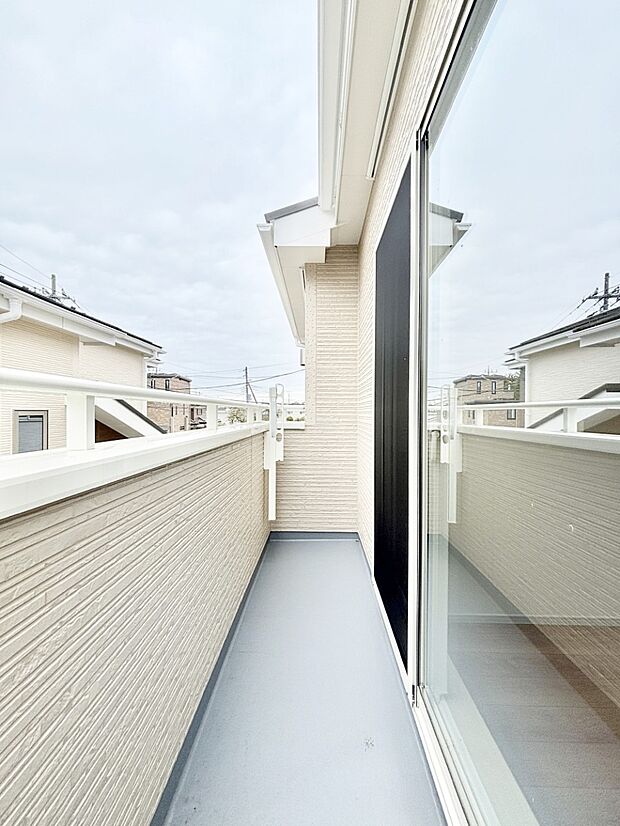 暖かな陽光が降り注ぐバルコニーはお洗濯におすすめ。爽やかな風も心地よいです。 