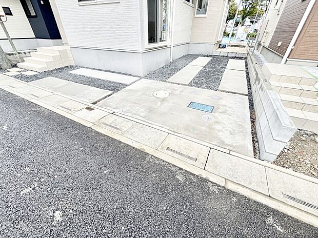 2台(車種による)駐車可!ご家族みんなの自転車も置ける広々カースペース。