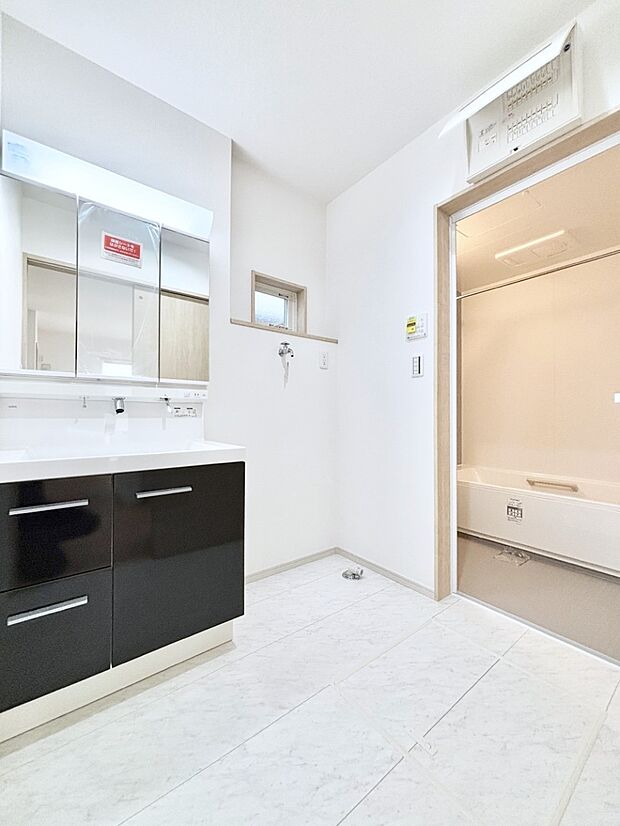 清潔感ある洗面化粧室で朝の身支度も快適