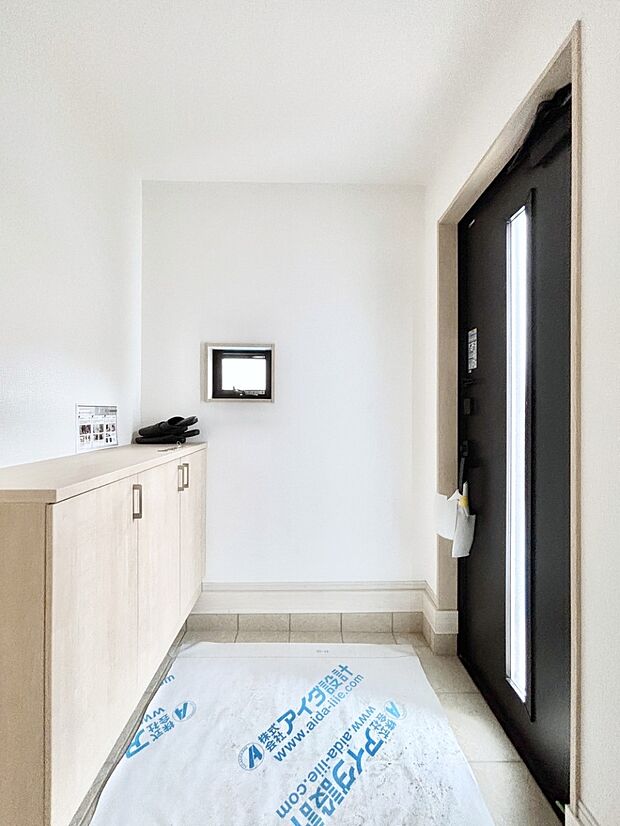 明るい玄関はお客様をお出迎えするのにぴったりです！ 