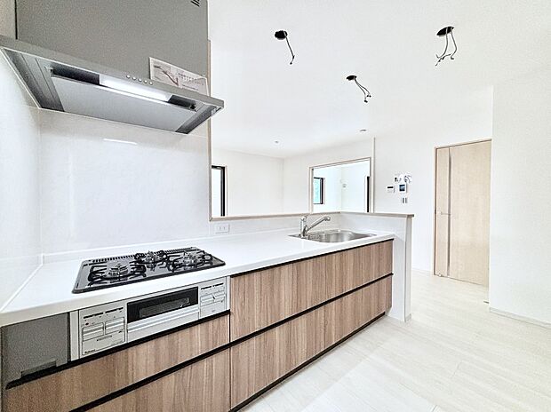 カウンター越しに楽しいおしゃべり。いつものお料理がもっと美味しくなりそうですね。 